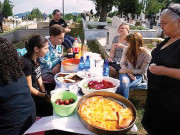 قبرستان میں پکنک ۔ ۔ ۔ ۔ یونانی قبیلے کی قدیم  انوکھی روایت