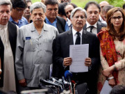 پاناما لیکس پر حکومتی ٹیم شریف خاندان کو بچانے کی کوشش کررہی ہے اعتزاز احسن