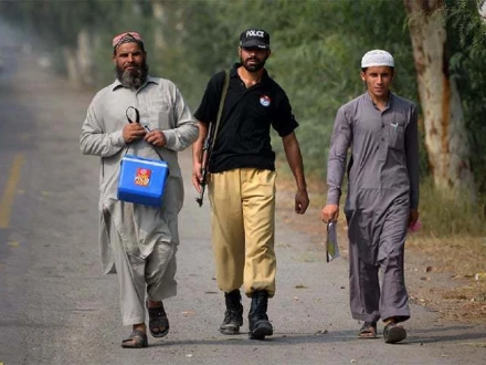 ہمارا المیہ یہ ہے کہ ہم پولیو کے قطرے پلانے کیلئے پولیس ساتھ بھیجتے ہیں، مصطفیٰ کمال