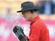 آسٹریلوی امپائر اوکسنفورڈ کی بازو میں پلاسٹک گلاس شیلڈ پہن کر امپائرنگ