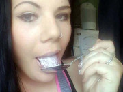 برطانوی عورت ٹالکم پاؤڈر پھانکنے کی لت میں مبتلا