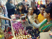 عید کی تیاریاں میک اپ کا سامان مہنگا ہونے سے خواتین پریشان