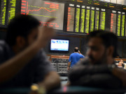 حصص مارکیٹ بلند سے بلند تر 16500 پوائنٹس کی تاریخی حد عبور ہوکر گرگئی 