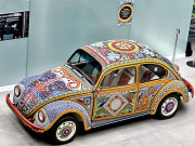 میکسیکومیں 22 لاکھ دیدہ زیب موتیوں سے گاڑی سجادی