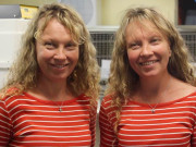 ہر سوال کا حیرت انگیز طور پر یکساں جواب دینے والی جڑواں بہنیں