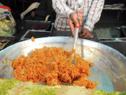 سرد موسم  گڑ تل مونگ پھلی سے تیار رکدہ میٹھے آئیٹم کی طلب میں اضافہ 