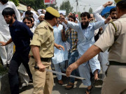 کشمیریوں نے قابض بھارتی فوجیوں سے ’’اللہ اکبر اور آزادی‘‘ کے نعرے لگوا دیئے