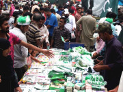 جشن آزادی کی تیاریاں جھنڈیاں بیجز اور جھنڈوں کے اسٹالوں پر رش