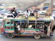 کراچی کی بس میں سفر ہورہا ہے