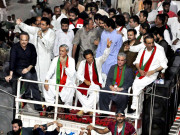 احتساب ریلی کے دوران عمران خان 3  بڑے حادثات سے بال بال بچ گئے