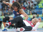 جاپانی خاتون ریسلر کا فتح پر منفردجشنکوچ کو اٹھاکر 2 بار پٹخ دیا