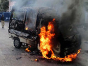 کراچی میں ایم کیوایم کارکنان کا اے آروائی نیوز کے دفتر پر دھاوا فائرنگ سے 3 افراد زخمی