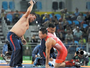 ریسلر کی پنالٹی پوائنٹ پر شکست  کوچ نے بطور احتجاج کپڑے اتار دیے