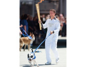 مائیکل اوون مشعل کوڈاگ اینڈ کیٹس ہوم لے گئے 