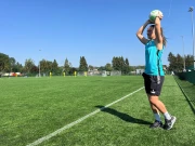 خاتون فٹبالر نے طویل ترین فاصلے تک فٹبال پھینکنے کا نیا ریکارڈ قائم کرلیا