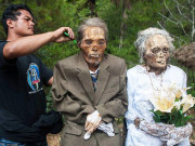 انڈونیشیا میں قبر سے مردوں کو نکال کر نئے کپڑے پہنانے کی عجیب رسم