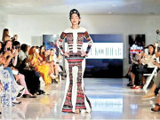 تیزاب سے متاثرہ ماڈل کی پہلی بارریمپ پرواک