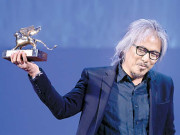 وینس فیسٹیول ’’دی وومن ہولیفٹ ‘‘ نے میدان مارلیا