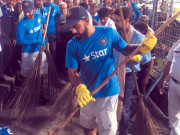 میچ جیتنے کے بعد ویرات کوہلی ایڈن گارڈنزمیں جھاڑو لگانے لگے