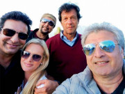 عمران کانفرنس میں شرکت کے بجائے نتھیا گلی میں دوستوں کیساتھ سیلفیاں بناتے رہے