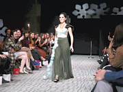 پیرس فیشن ویک میں بینائی سے محروم خواتین کی ماڈلنگ