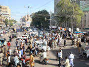 ایم اے جناح روڈ بھتہ خوری کیخلاف تاجروں کا دھرنا کاروبار بند 