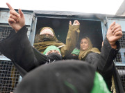 سری نگر  خواتین کے مظاہرے پر پولیس کا لاٹھی چارج متعدد زخمی