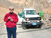 ہنزہ کی پہاڑی سڑک پر 60 کلو میٹر ریورس گاڑی چلانے والا پاکستانی