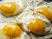 فرائی پین کے بغیر انڈہ فرائی کرنے کا طریقہ اور وہ بھی صرف 30 سیکنڈ میں 