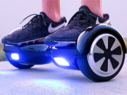 ہوور بورڈ اسکوٹر انوکھی گاڑی جس پر کھڑے ہوکر سفر کرنا آسان