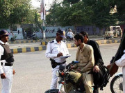 کراچی میں بغیرہیلمٹ اور سیٹ بیلٹ کے گاڑیاں چلانے والوں کے خلاف مہم کا آغاز