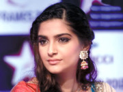 بالی وڈ کے تینوں خانز کے ساتھ کام کرنا چاہتی ہوں  سونم کپور 