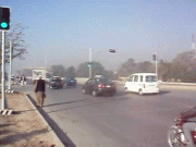 لاہور میں ڈاکوؤں کی پولیس چوکی کے قریب ٹریفک سگنل پر کھڑی گاڑی میں لوٹ مار