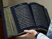 آذربائیجان کی خاتون نے ریشم پر سونے سے قرآن مجید تحریر کردیا