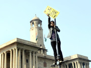 نئی دہلی طالبہ سے زیادتی کیخلاف ہزاروں افراد کا مظاہرہ پولیس سے جھڑپیں 