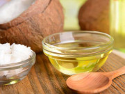 کھوپرے کے تیل سے خراب بالوں اورخشکی کا یقینی خاتمہ