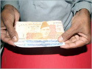 5ہزار کا نوٹ بند کرنے کی قرارداد روپے پر شدید دباؤ ڈالر108روپے سے تجاوز