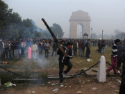 بھارت احتجاج میں زخمی اہلکار ہلاک 8افراد پر قتل کا مقدمہ