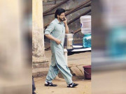شاہ رخ خان کی شلوار قمیض اور پشاوری چپل میں تصاویر نے دھوم مچادی