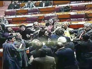 قومی اسمبلی میں حکومتی اوراپوزیشن ارکان کی ہنگامہ آرائی مکے چل گئے