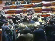 لڑتے لڑتے ہوگئی گُم