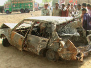 لال شہباز قلندررحمتہ اللہ علیہ کے زائرین کی کوچ کار سے ٹکرائی اور آگ بھڑک اٹھی