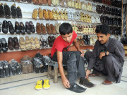 عید کی تیاریاں پشاوری اور کوہاٹی چپلوں کے نئے ڈیزائن متعارف کرا دیے گئے 