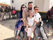 سنجے دت بیوی بچوں کو اسکوٹر پر آگرہ دکھانے نکل پڑے