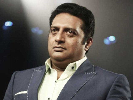 پرکاش راج چنئی ایئرپورٹ سے باہر آرہے تھے کہ اس دوران انہیں مداحوں نے گھیر لیا، فوٹو؛ فائل