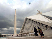 فیصل مسجد میں نامناسب لباس میں داخلے، ویڈیوز بنانے پر پابندی کےلیے درخواست دائر 