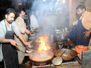 دوستوں کے ساتھ سحری کرنے کا اپنا ہی مزہ ہے نوجوان
