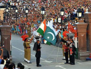 واہگہ بارڈر پر جشنِ فتح، رینجرز کے جوانوں پر پھول نچھاور، بھارت پریڈ سے بھی بھاگ گیا