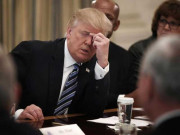 صحافیوں کے کڑے سوالات پر ٹرمپ حکم نامے پر دستخط کیے بغیر چلے گئے