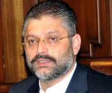 شرجیل میمن نے تحفے میں ملے سونے کے تاج چھیپا کو دیدیے